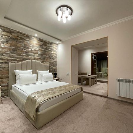Delin Hotel And Tours 예레반 외부 사진