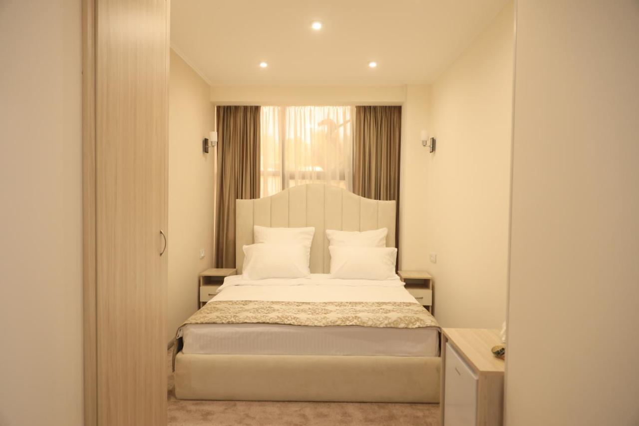 Delin Hotel And Tours 예레반 외부 사진