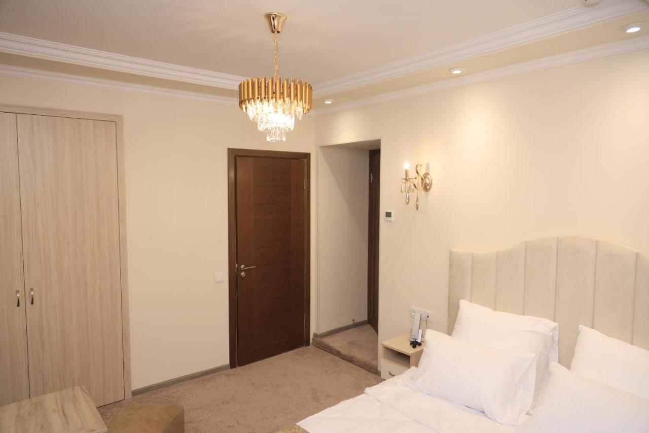 Delin Hotel And Tours 예레반 외부 사진