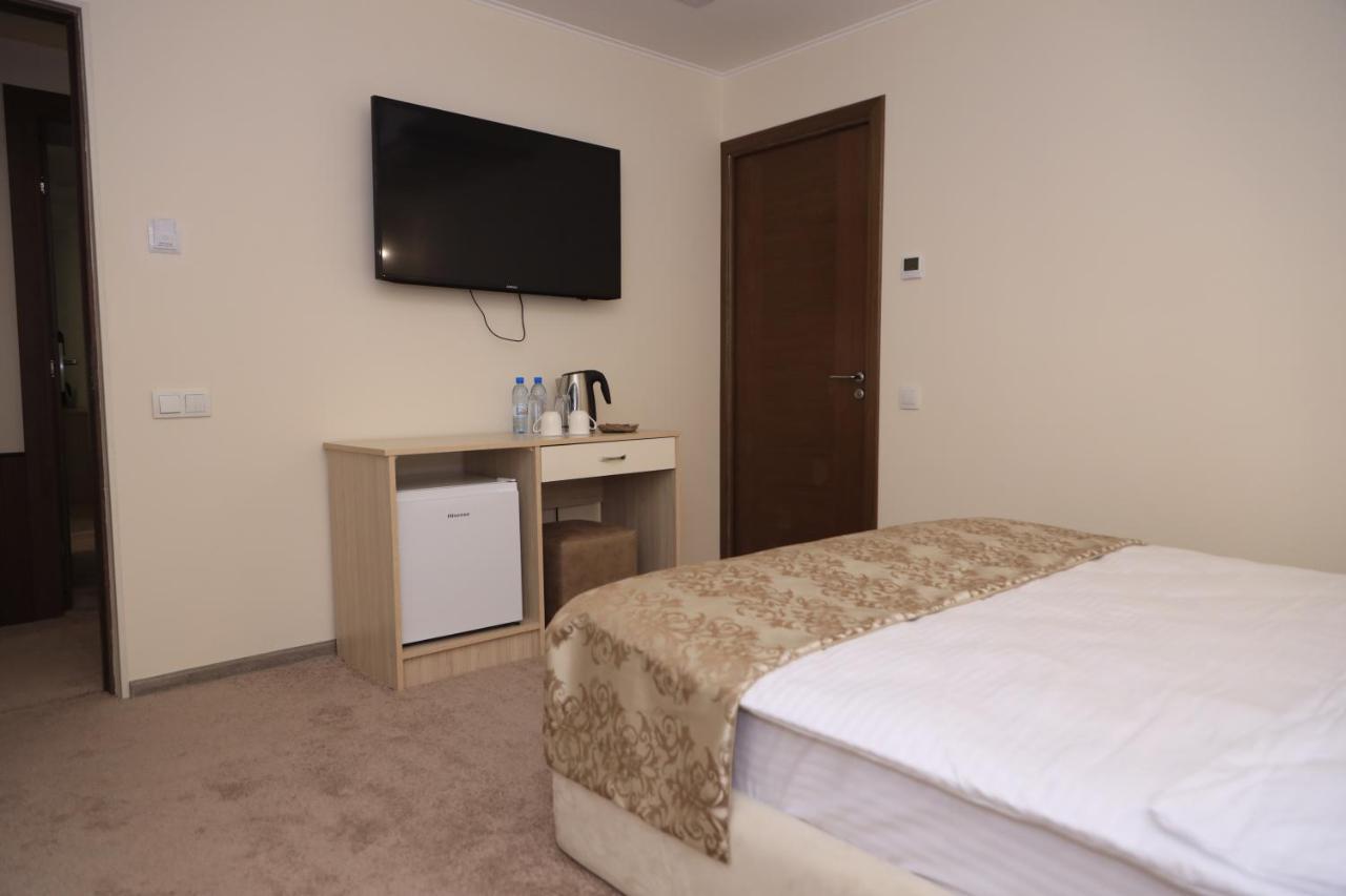 Delin Hotel And Tours 예레반 외부 사진
