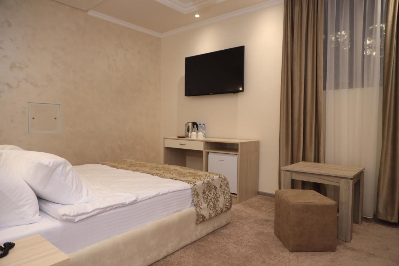 Delin Hotel And Tours 예레반 외부 사진