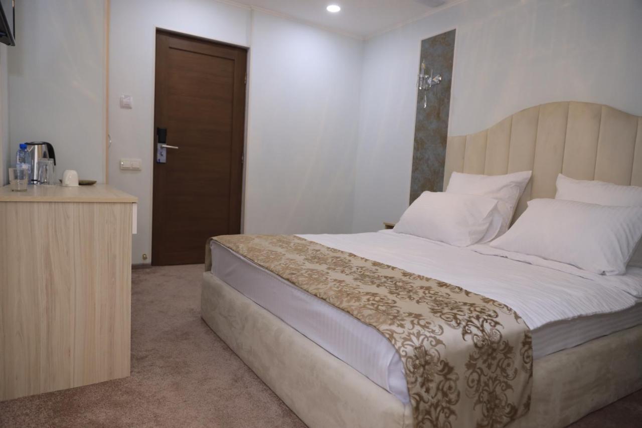 Delin Hotel And Tours 예레반 외부 사진