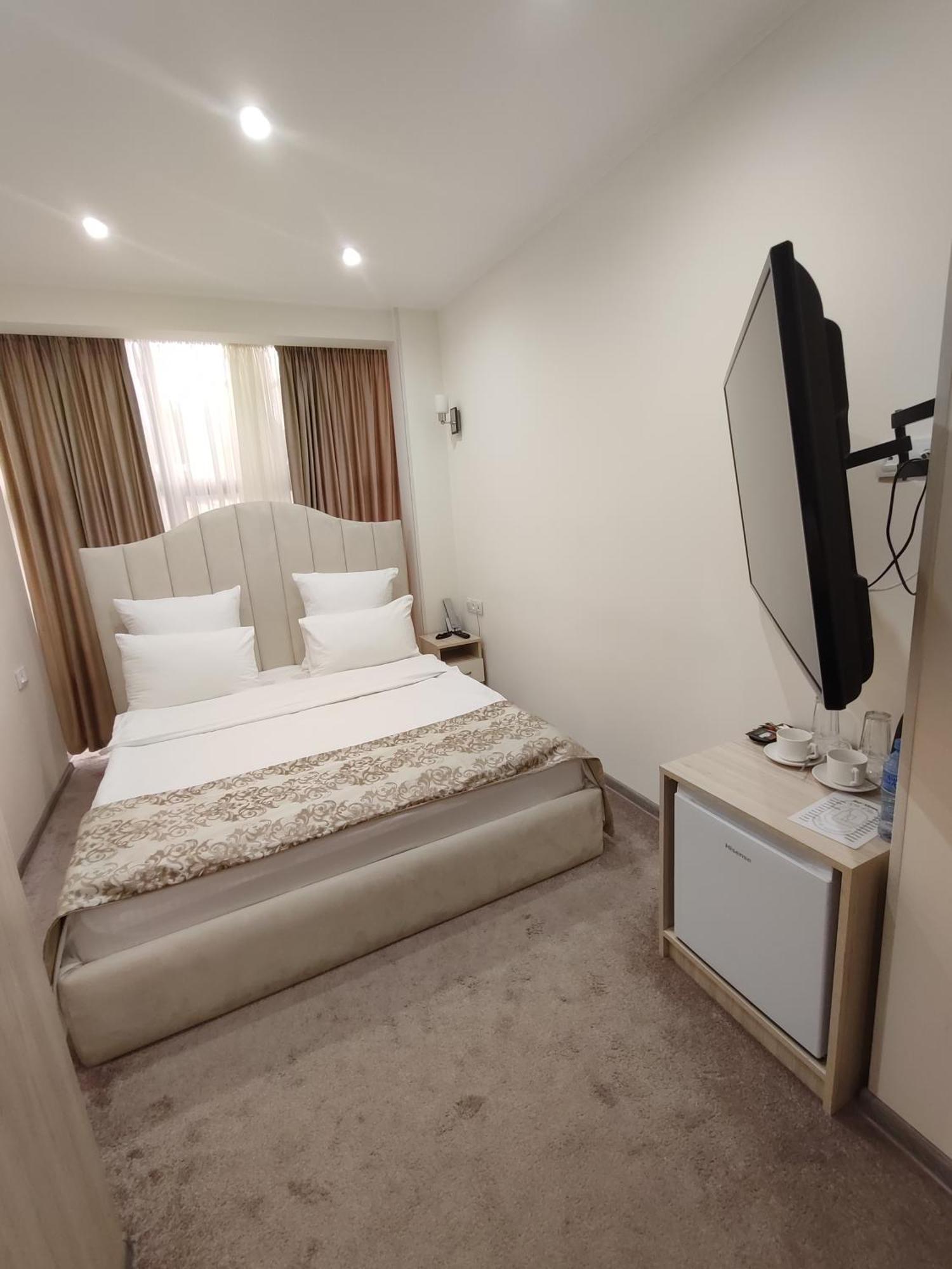 Delin Hotel And Tours 예레반 외부 사진