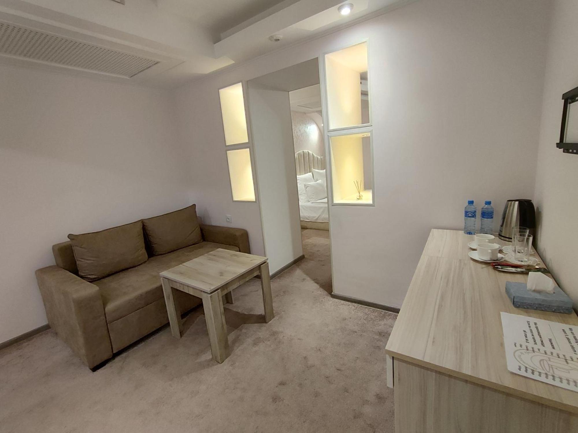 Delin Hotel And Tours 예레반 외부 사진