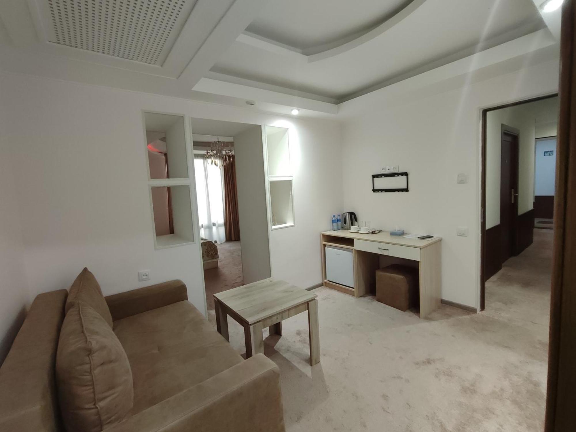 Delin Hotel And Tours 예레반 외부 사진