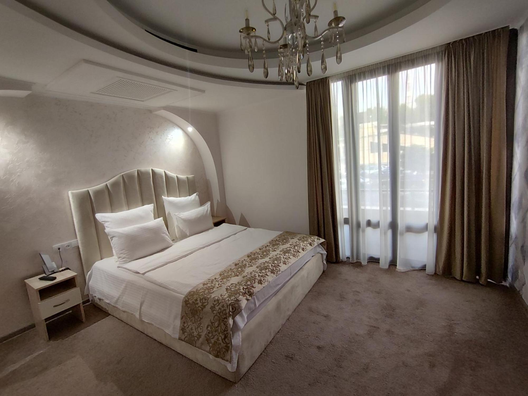 Delin Hotel And Tours 예레반 외부 사진