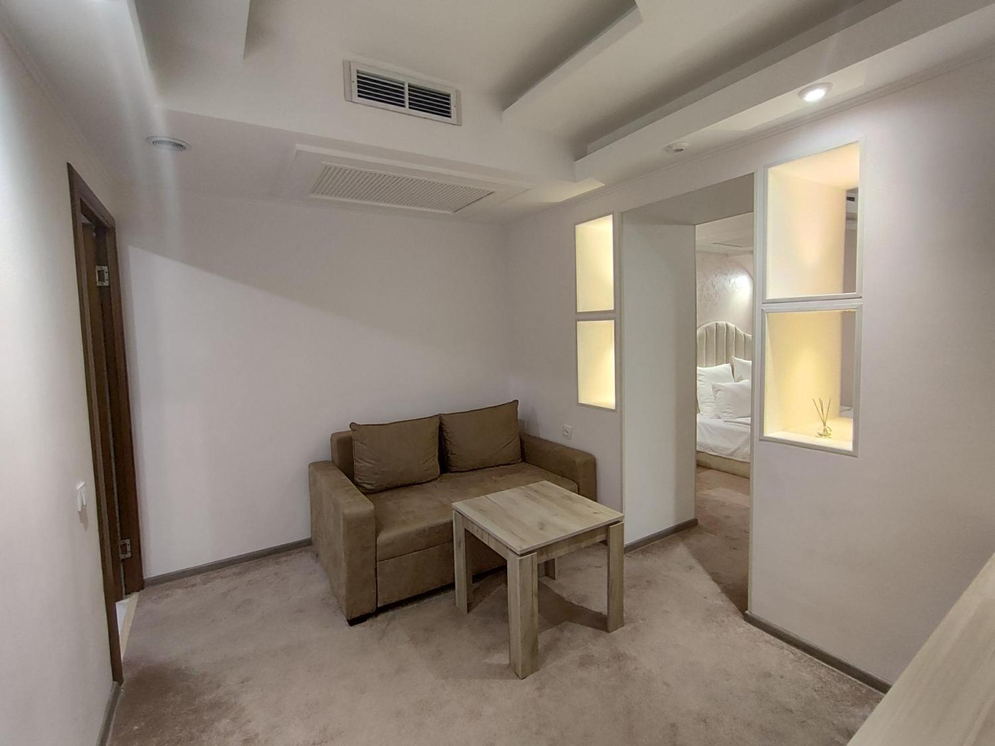 Delin Hotel And Tours 예레반 외부 사진