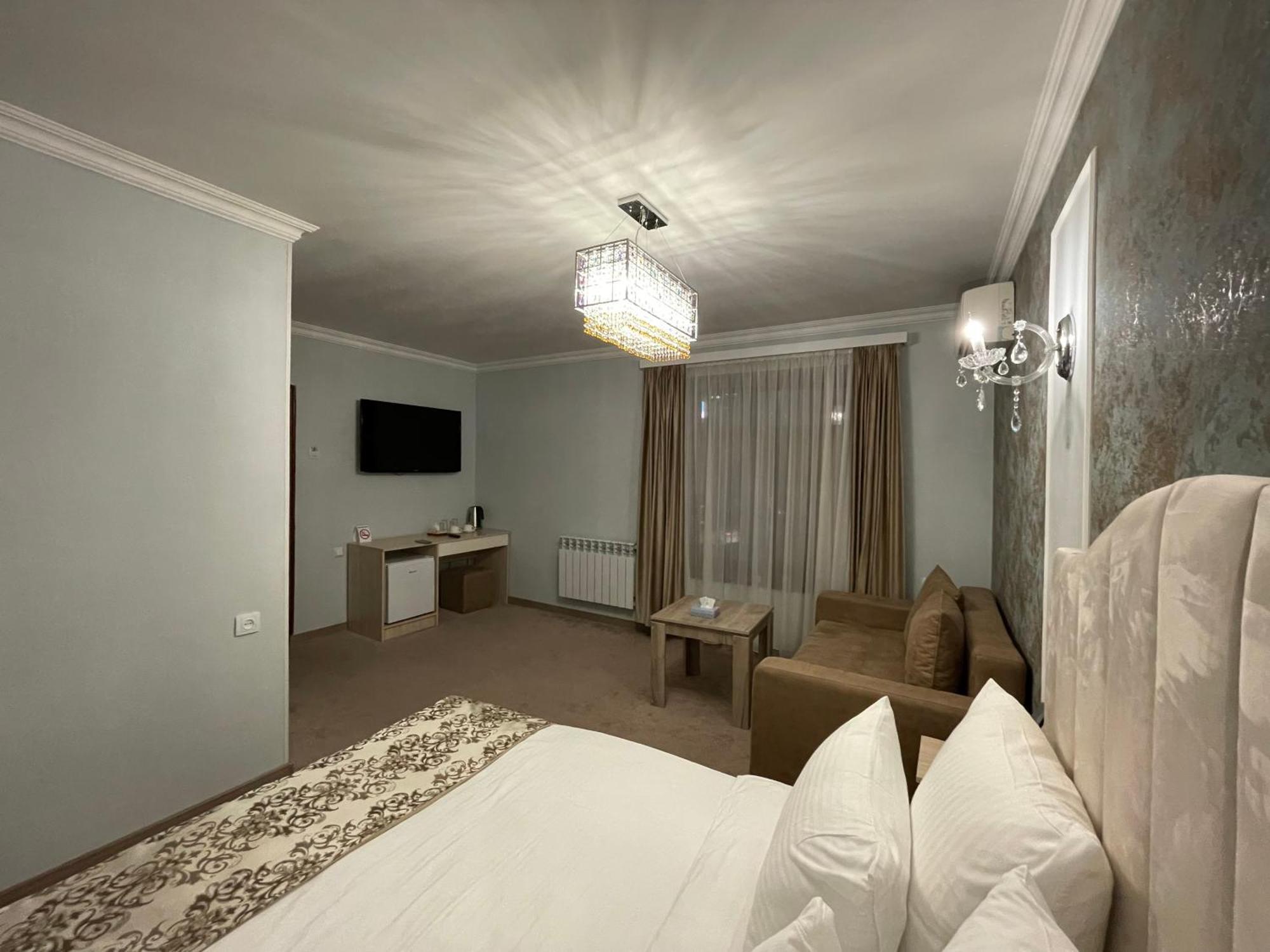Delin Hotel And Tours 예레반 외부 사진
