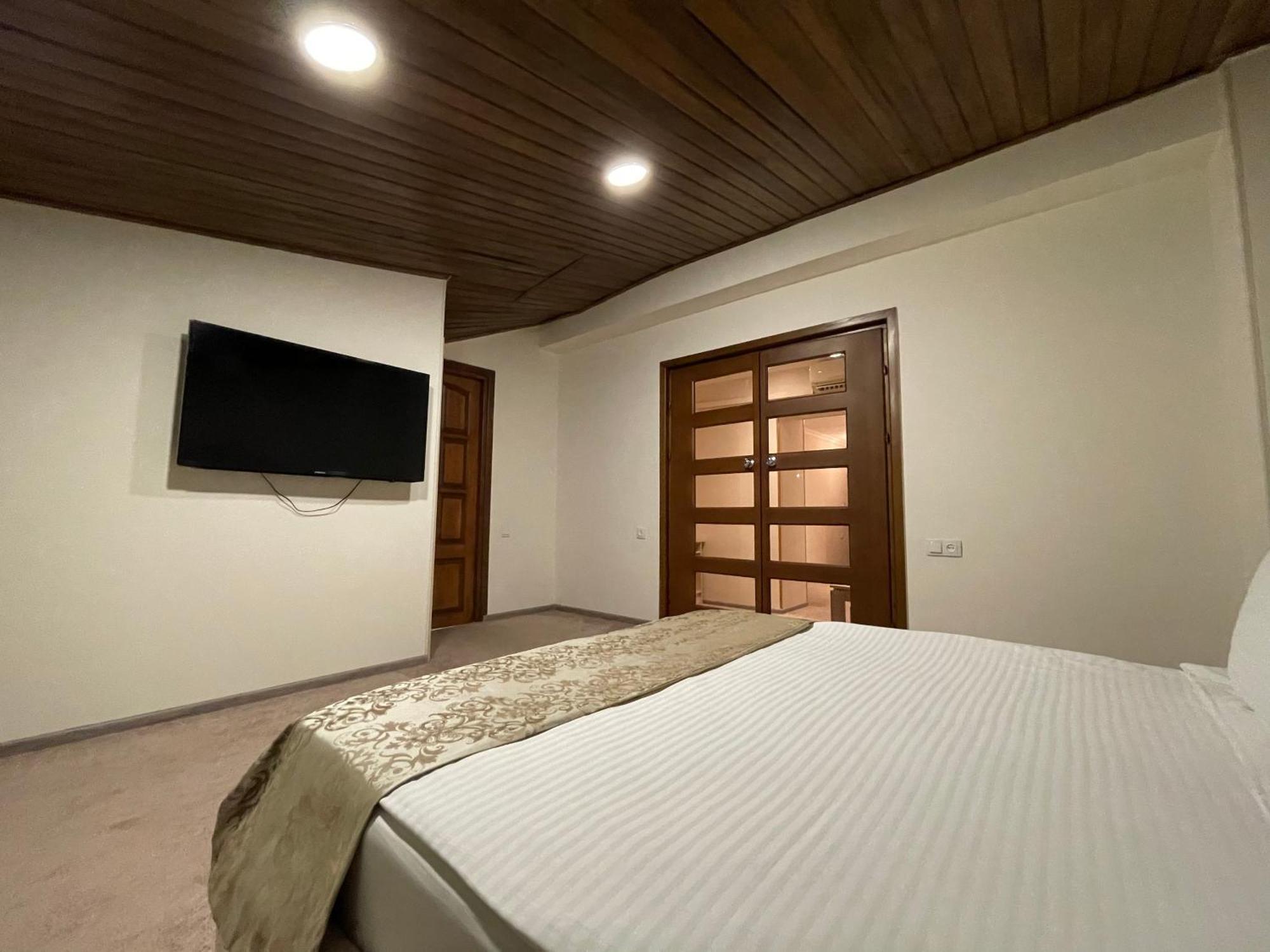 Delin Hotel And Tours 예레반 외부 사진
