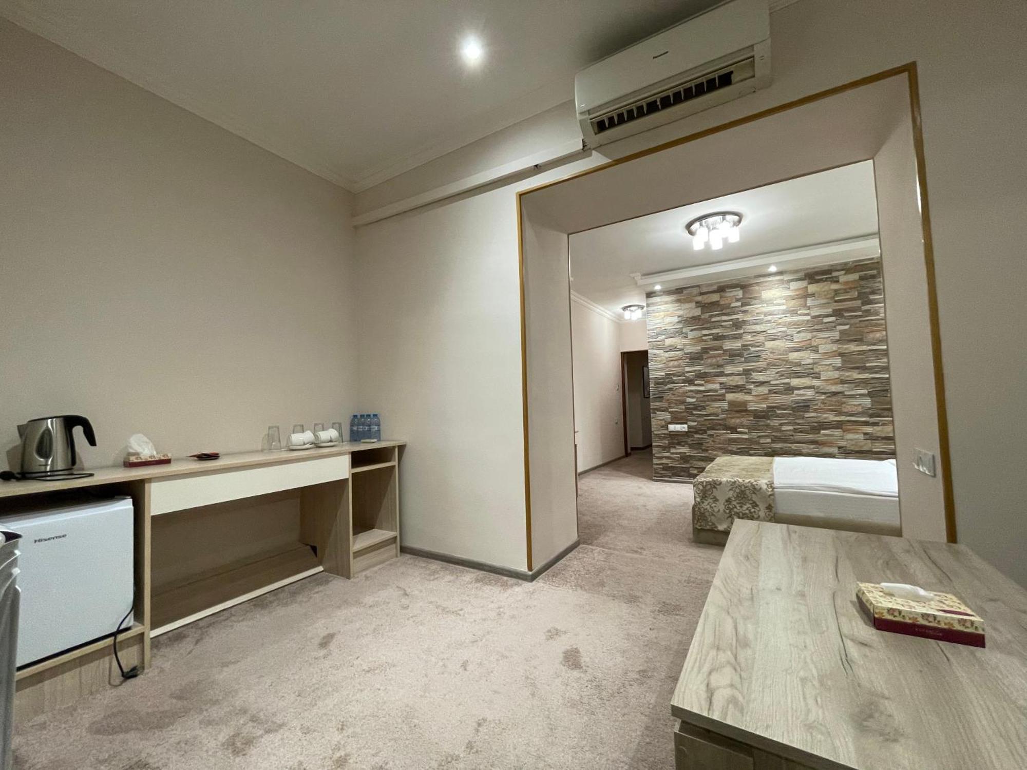 Delin Hotel And Tours 예레반 외부 사진