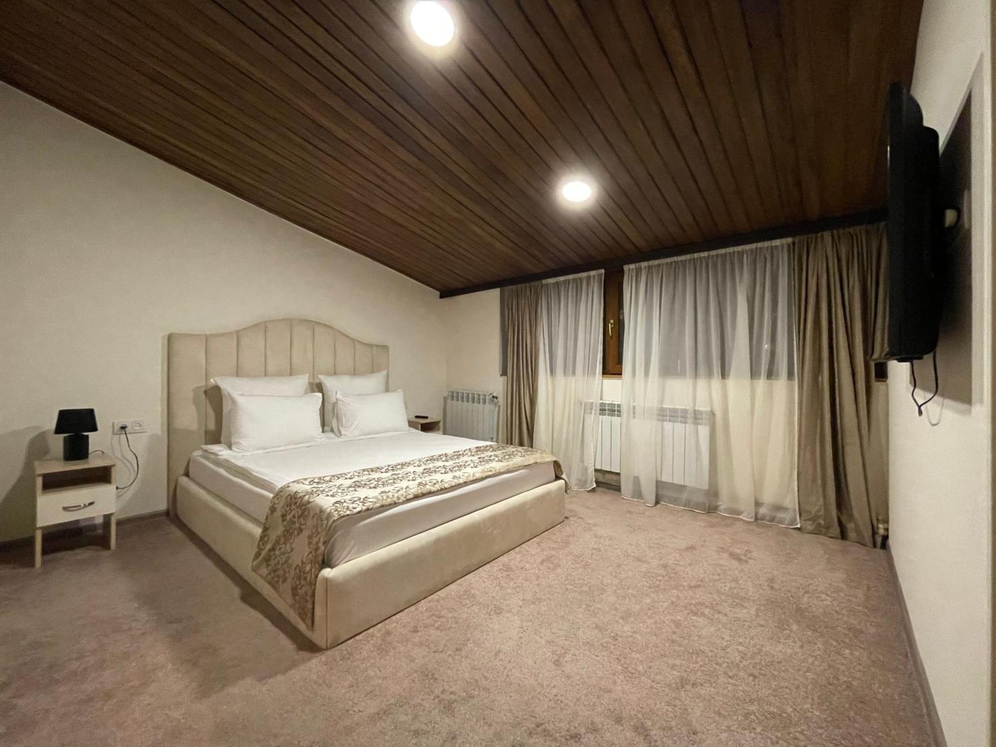 Delin Hotel And Tours 예레반 외부 사진