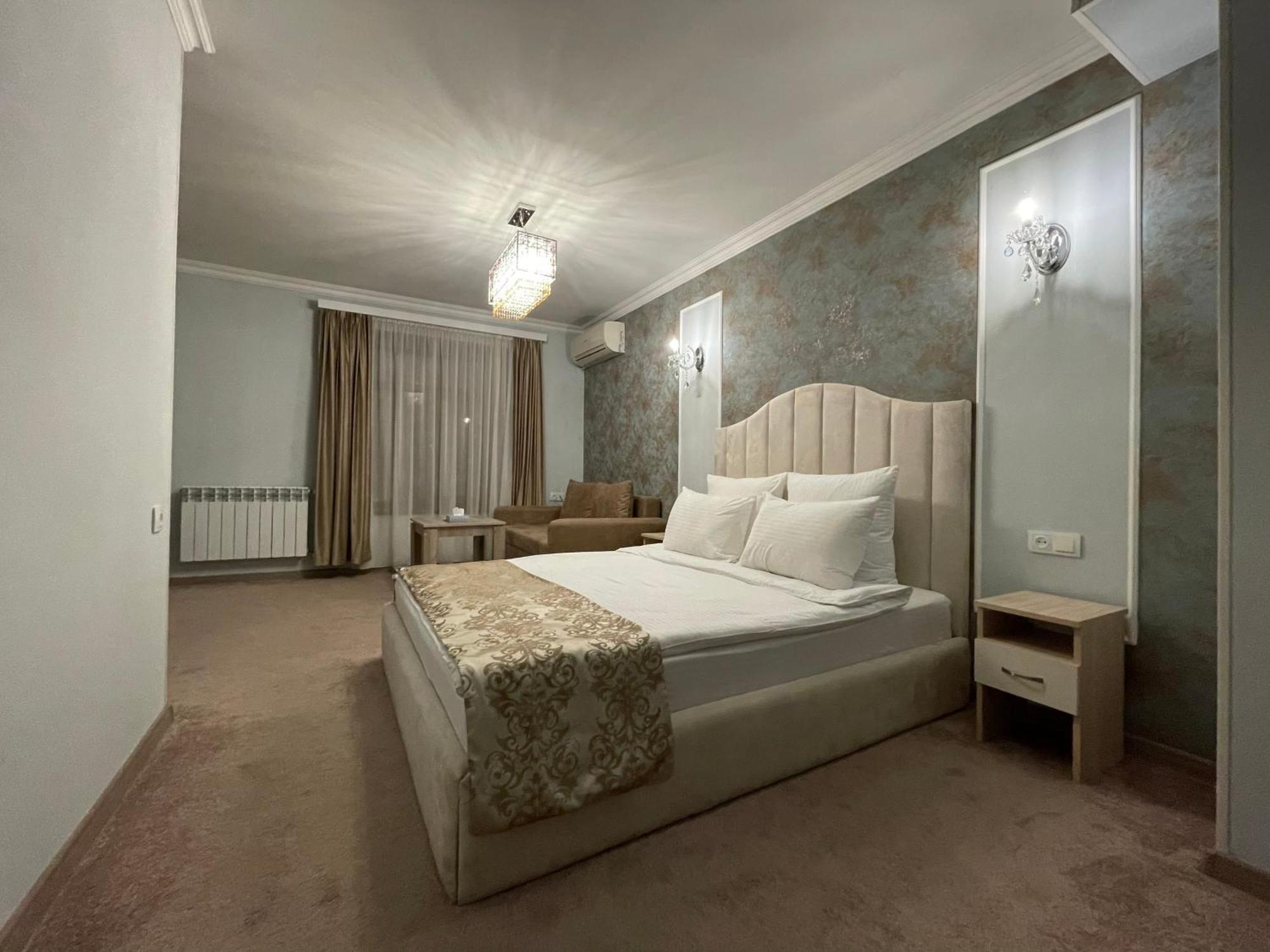 Delin Hotel And Tours 예레반 외부 사진